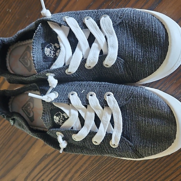 Roxy NEW Women’s Size 7.5 Sneaker. Worn  Once. Smoke Free Home. - Picture 3 of 5